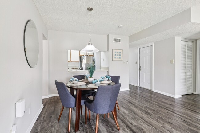 Photo - Lakeside Glen Apartments