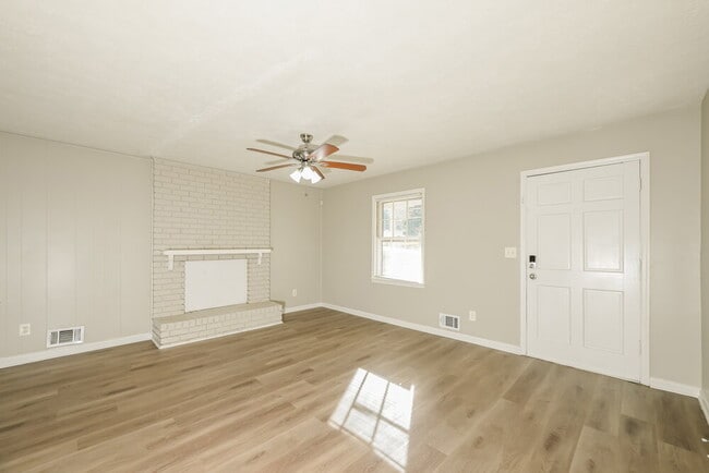 Photo - 6490 Executive Dr