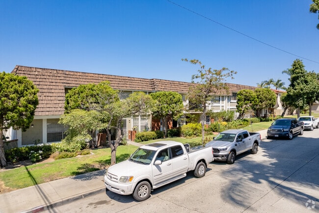 6335 Comstock Ave