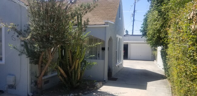 View of front door. - 1666 Locust St Apartamentos Unidad 3