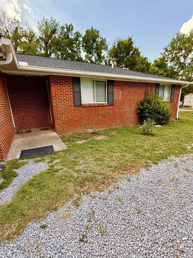 Building Photo - 2 BR 1 Bath Duplex with convenient airport... Rental