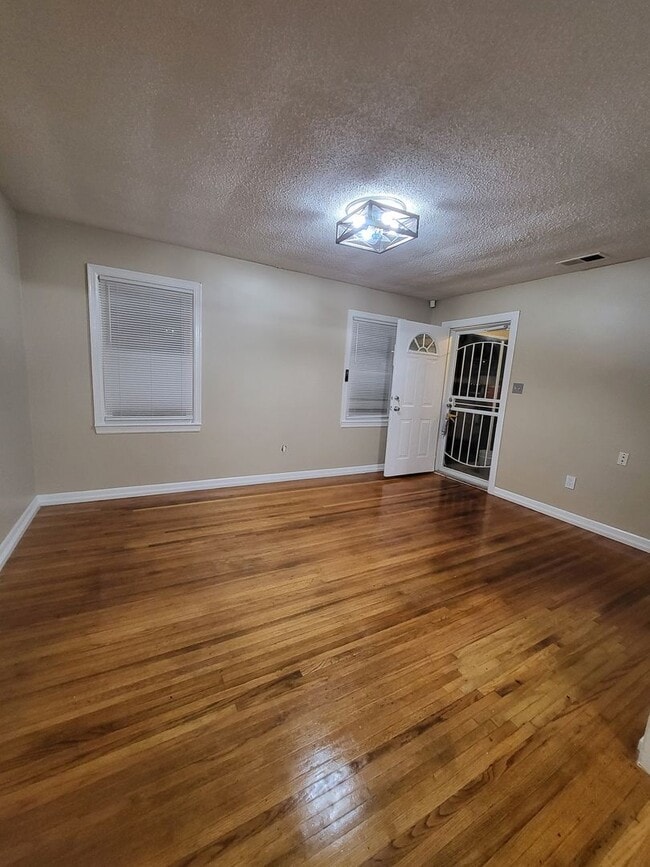 Photo - Spacious 4 bedroom 2 bath home for lease