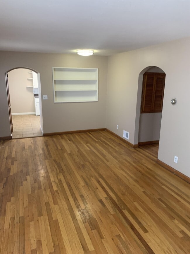 Photo - 3030 Ernst St