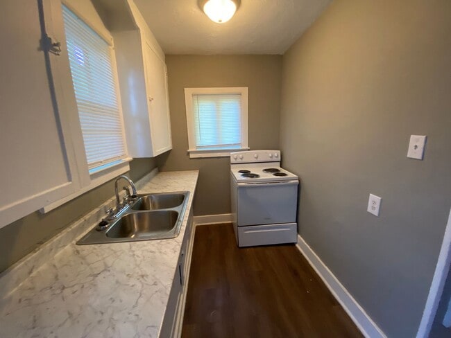 Building Photo - 4 Bedroom, 1 Bathroom House