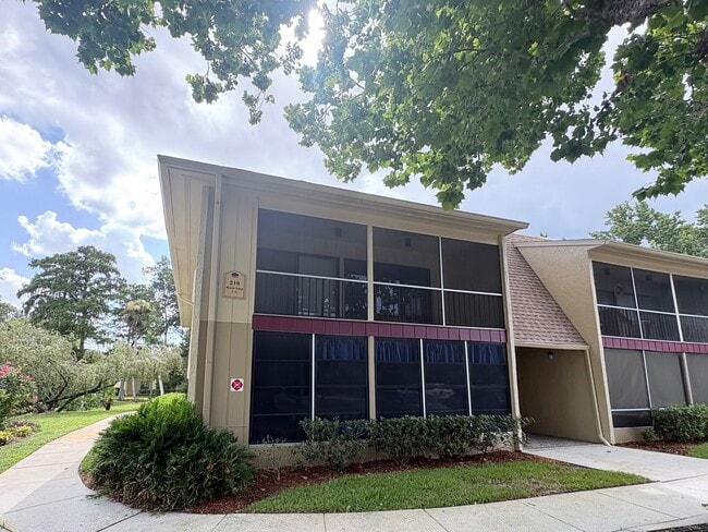 Building Photo - Nicely Updated 1/1 Condo in Winter Springs ~ Wood Plank Tile Floors and Large Screened Patio! Unit 4