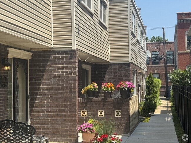 Building Photo - 4707 N Paulina St Rental