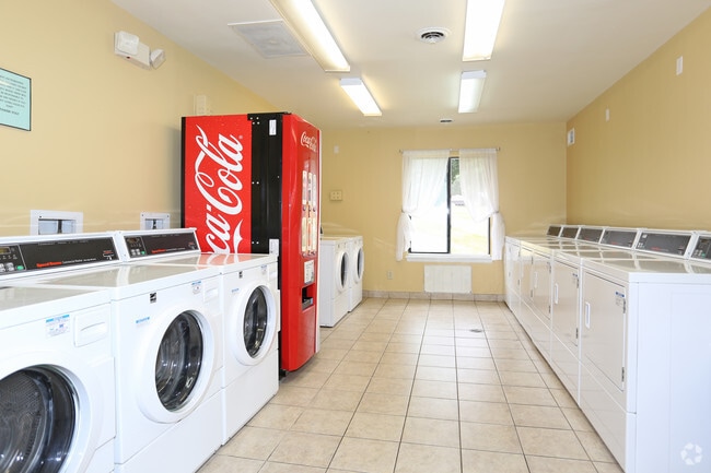 Laundry Facility - Wood Creek Apartments