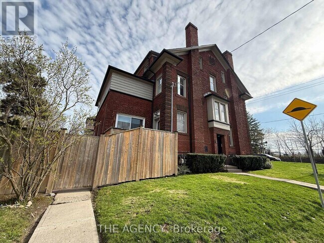 Photo - 31 Oriole Pkwy