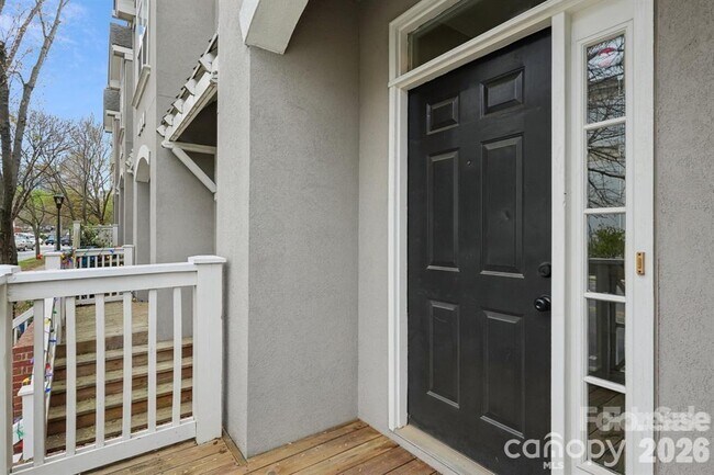 Photo - 827 W 4th St
