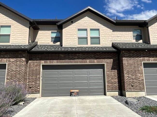 Photo - 2 bedroom 2 1/2 bath 2 car garage small do...