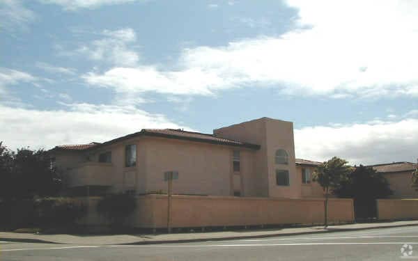Casa Linda Apartments