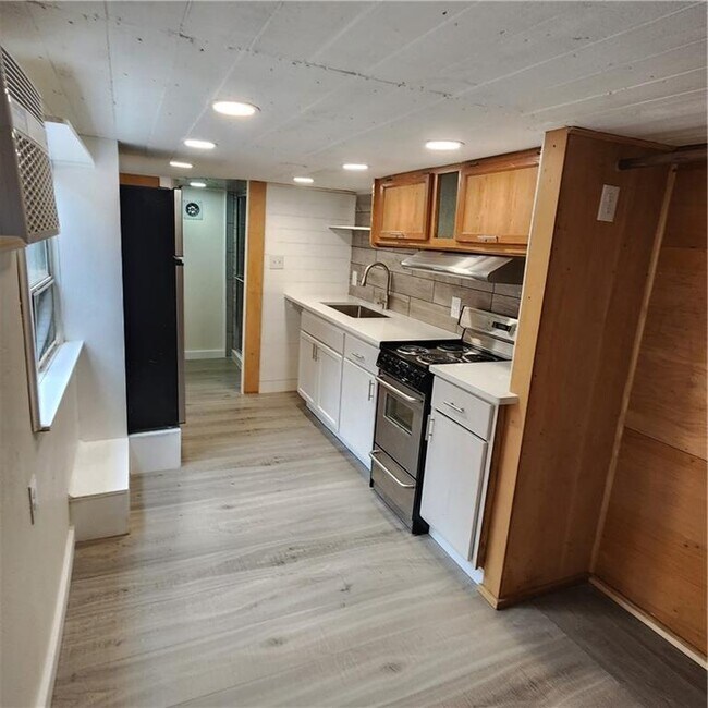 Photo - 215 Harwell Rd NW