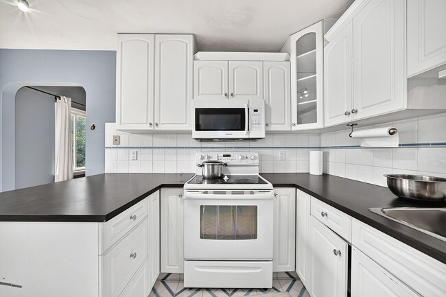 Photo - 2216 Victoria Crescent NW