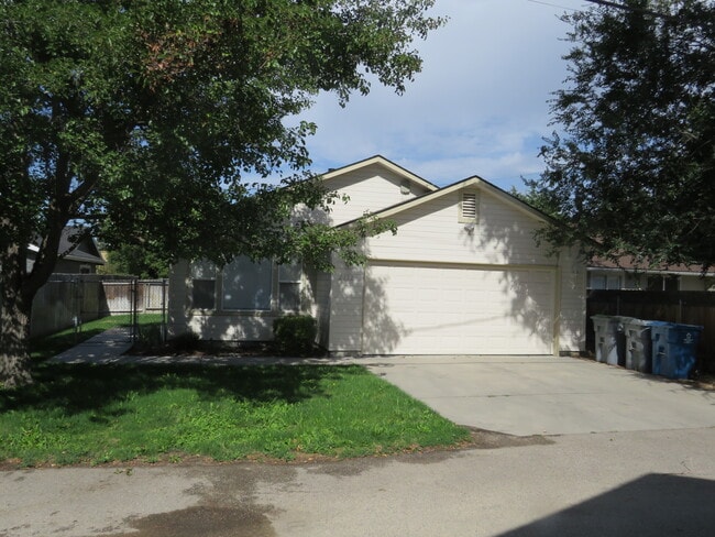 Building Photo - 2112 S Longmont Ave Rental