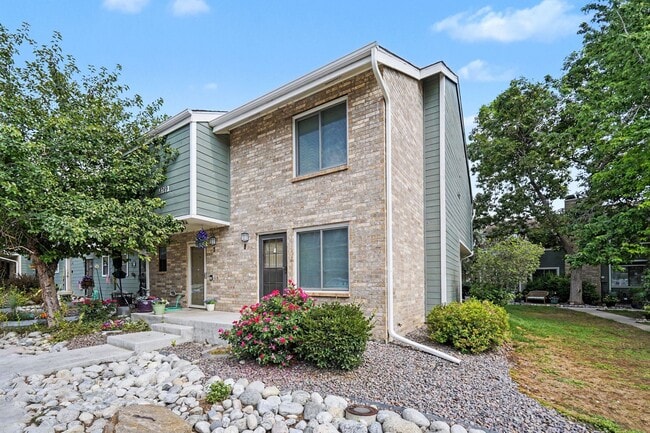 Building Photo - Spacious 2 Bed 2.5 Bath with a finished basement in the heart of Bear Creek