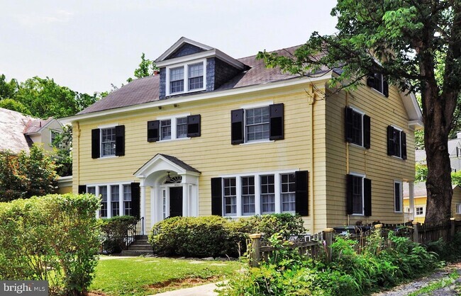 Building Photo - 3752 Kanawha St NW Rental