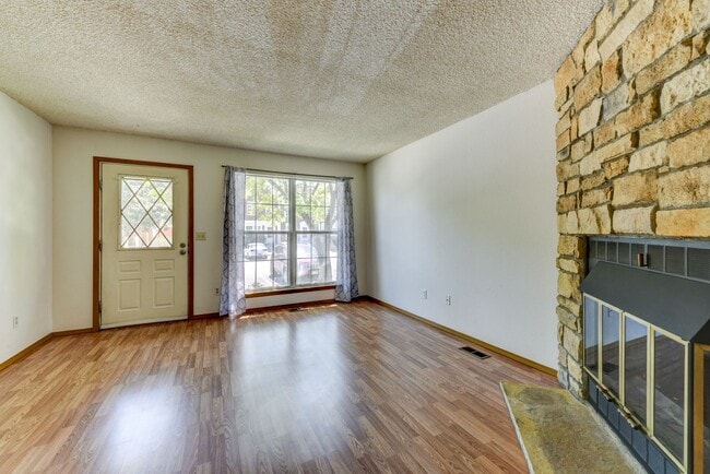 Photo - Beautiful 2 bed 2 bath townhome with carport in desirable Hearthwood Neighborhood With Pool!!