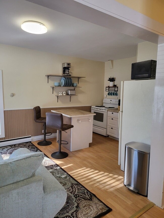Building Photo - 28 Wells St Unit 3 - Catering to the Traveling Nurse