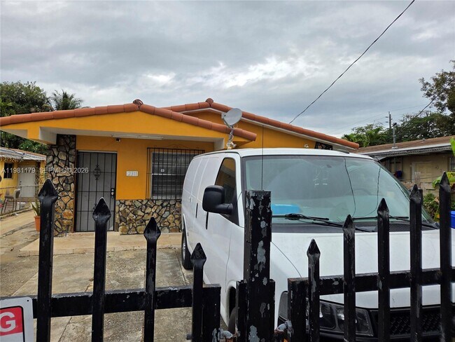 Building Photo - 2313 NW 33rd St Unit BACK