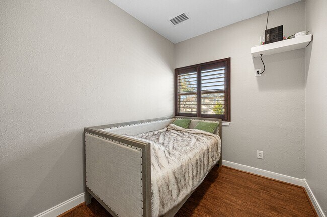 Photo - 202 E 7th St