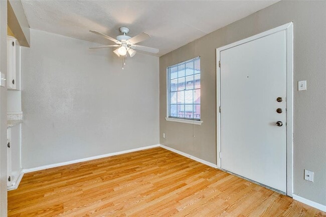 Building Photo - 307 E 31st St Unit 205