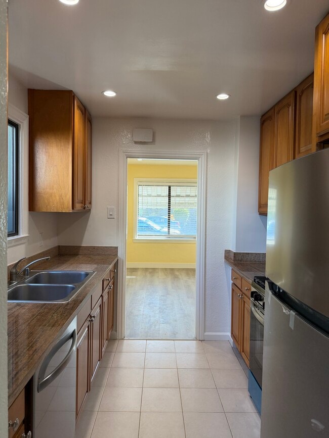 Building Photo - 3833 Beresford St Unit Duplex