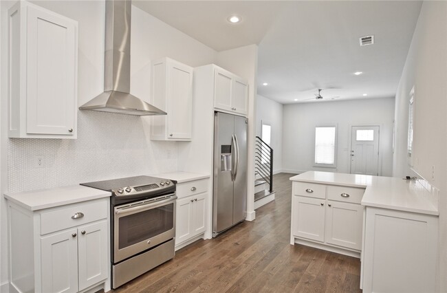 Photo - 444 SW B St