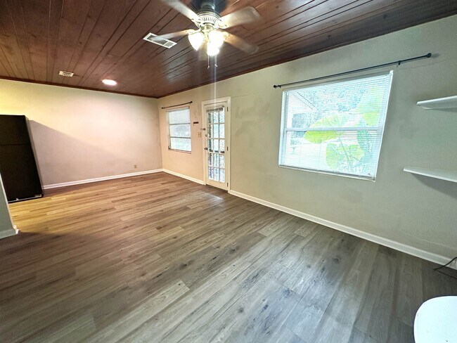 Photo - 1411 McCauley Rd House