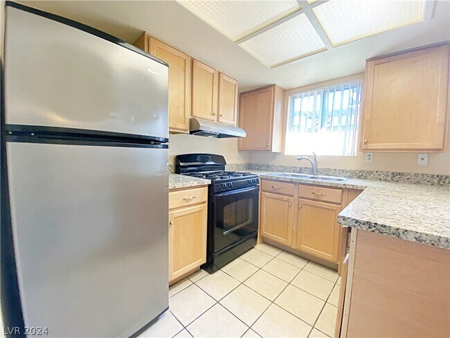 Photo - 894 Rhinegold Way