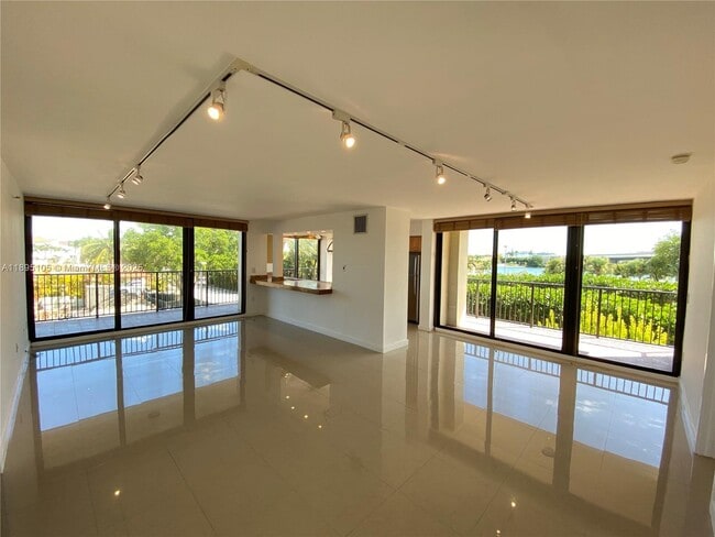 Photo - 801 N Venetian Dr Unidad 202
