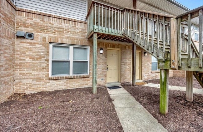 Building Photo - 978 Irving Ave Unit 2