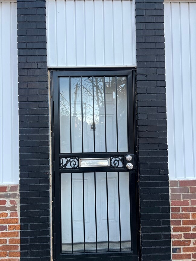 Front door - 818 Whitelock St Unit Apt. 4