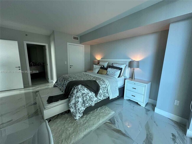 Building Photo - 55 SE 6th St Unit 1207