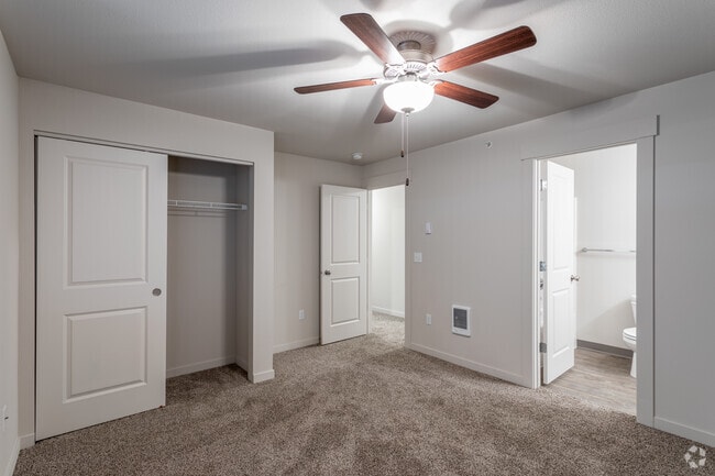 2BR, 2BA - 898 SF