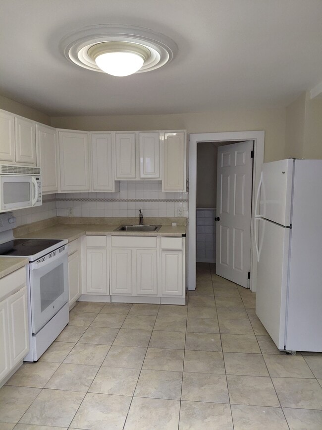 Kitchen - 41 Saratoga Ave