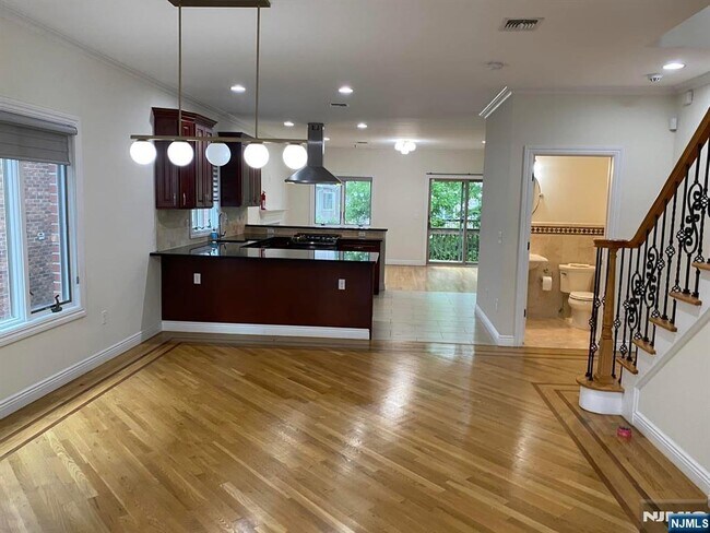 Photo - 436 Lawton Ave Unit A