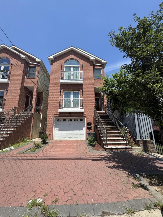 Building Photo - 58 Bostwick Ave Unit 1 Rental