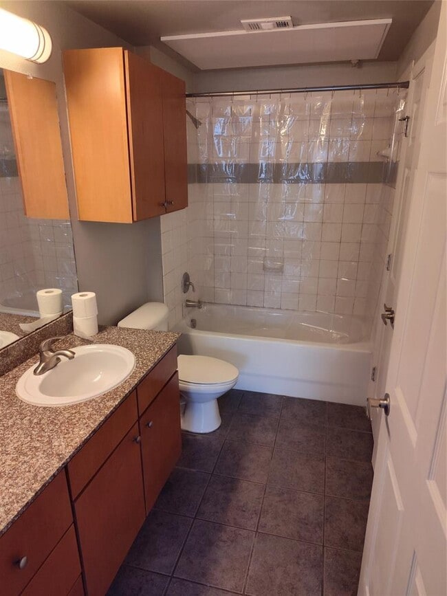 Photo - 2502 Leon St Unidad 304