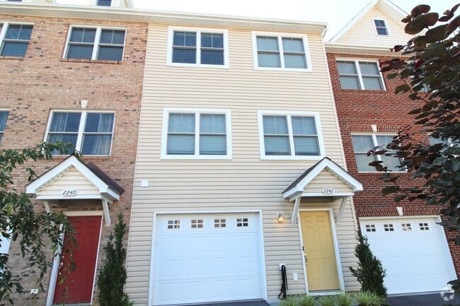 Building Photo - Spacious 3–4 Bedroom Townhome in Prime Loc...
