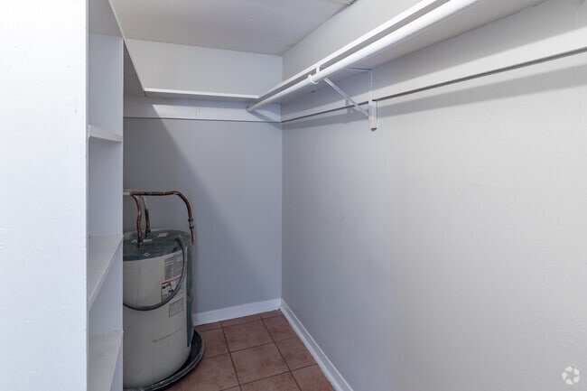 1HAB, 1BA - 632 ft² - Country Club Manor