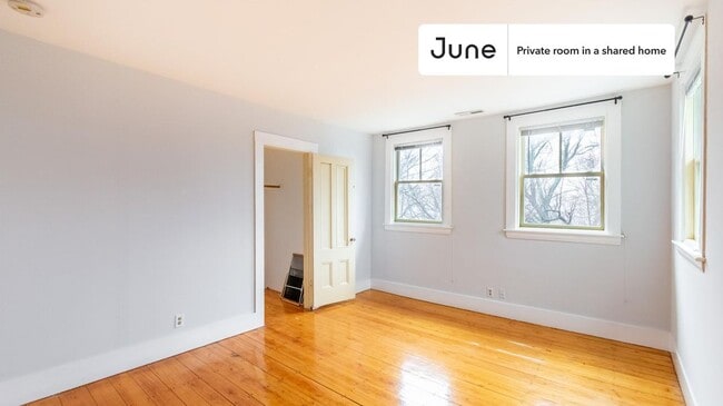 Room in Shared 5 bed/2.5 bath home in Newton Corner