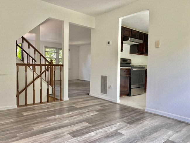 Building Photo - 7351 Crestleigh Cir