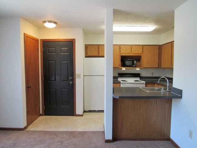 Photo - Maple Leaf Apts.