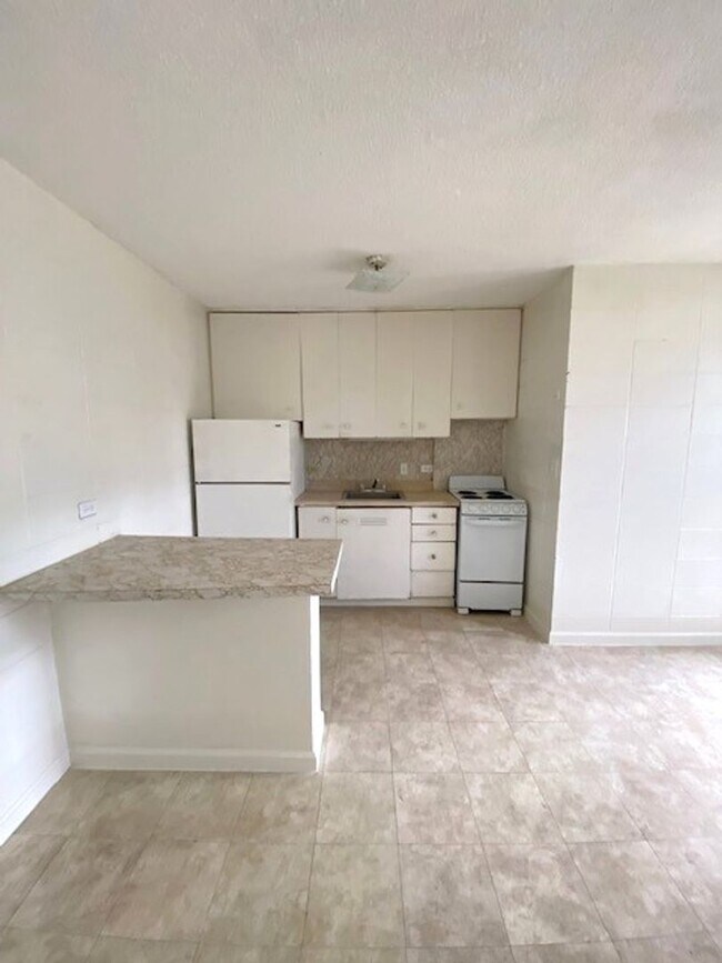 2 Bedroom / 1 Bath at the Leolua Regent - 2 Bedroom / 1 Bath at the Leolua Regent Condo Unit C220