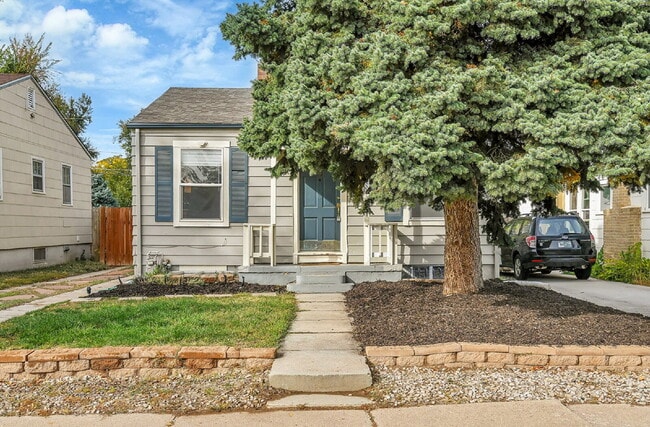Building Photo - 3 Bedroom 2 Bathroom Home Available August 7th!
