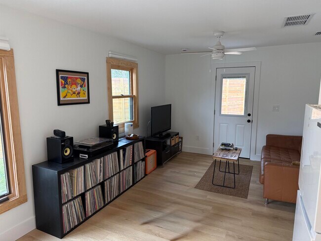 Photo - 381 Fortuna Ave Unidad 1 bedroom apartment