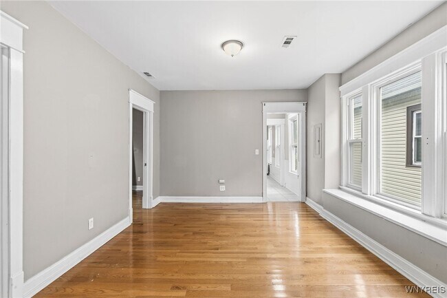 Photo - 2342 Seneca St