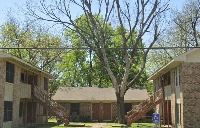 Building Photo - 812 E Palestine St Rental