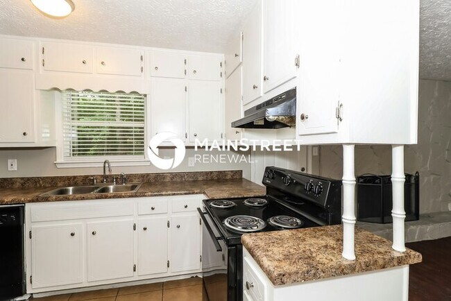 Photo - 3 Bedroom Pet-Friendly Home in Lithonia, GA with Main Street Renewal