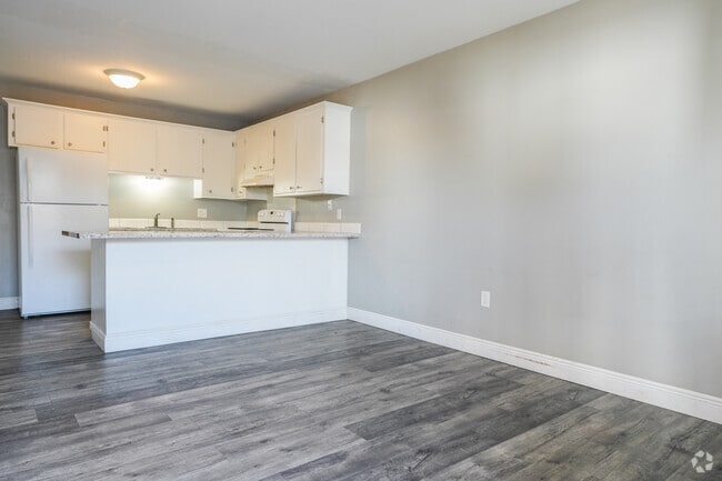 2BR, 1BA - 690SF - Dining Room - Oak Grove Courts